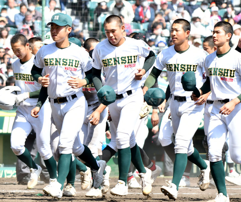 広陵との準々決勝に敗れ、引き上げる専大松戸ナイン=3月29日、甲子園