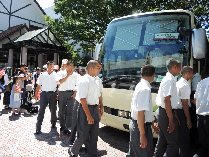 約300人の見送りを受け甲子園へ向けてのバスに乗り込む専大松戸野球部の選手ら=2日、松戸市