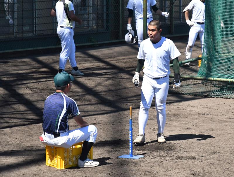 ティー打撃に取り組む専大松戸の吉田(右)=兵庫県西宮市