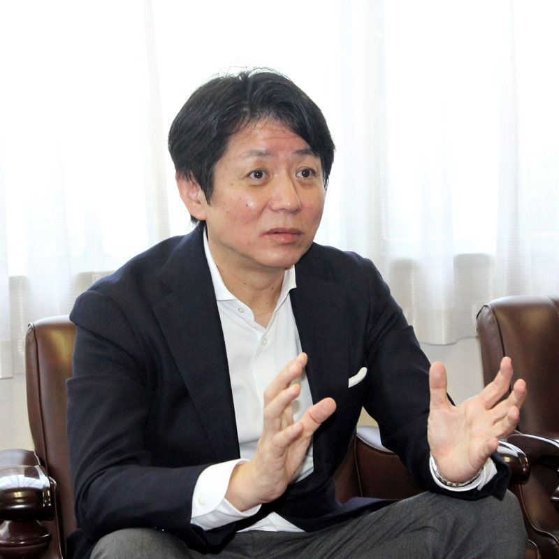 千葉日報社の取材に応じる菊田社長=3日、千葉市中央区