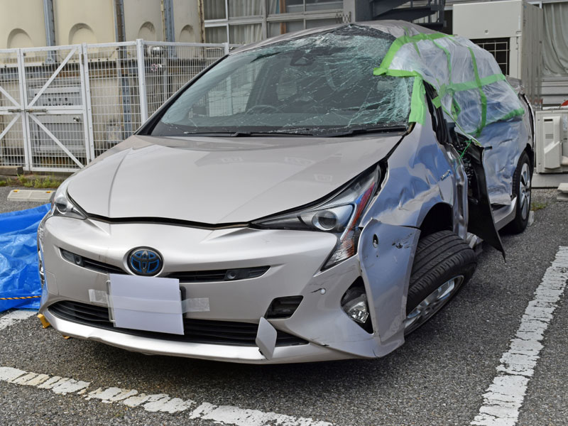 白井市での3人死傷衝突事故で、左側面が大破した乗用車=9日、印西署