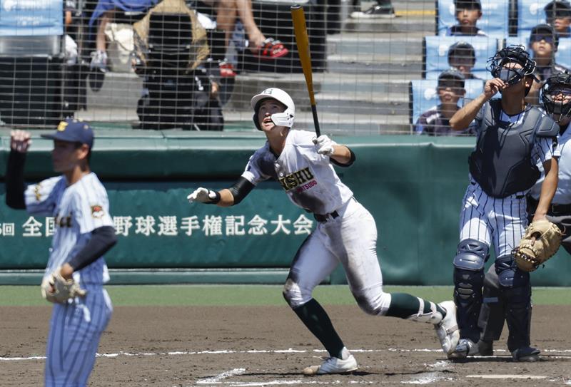3回裏専大松戸1死満塁、中山が先制の右犠飛を放つ。(共同)