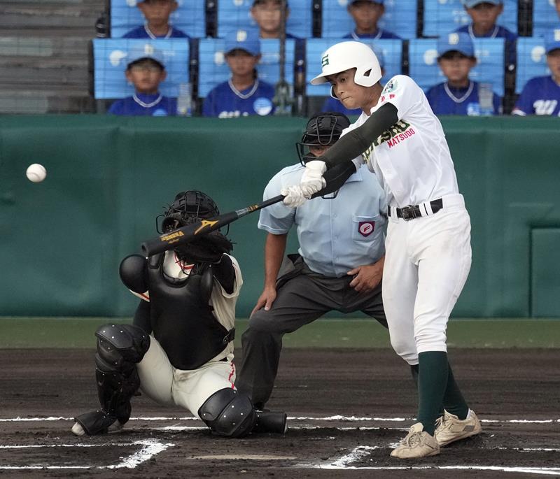 専大松戸－土浦日大　１回表専大松戸１死二、三塁、太田が右前に先制打を放つ＝甲子園