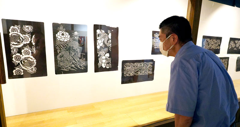 さまざまな図柄、模様の伊勢型紙が並ぶ企画展＝いすみ市郷土資料館