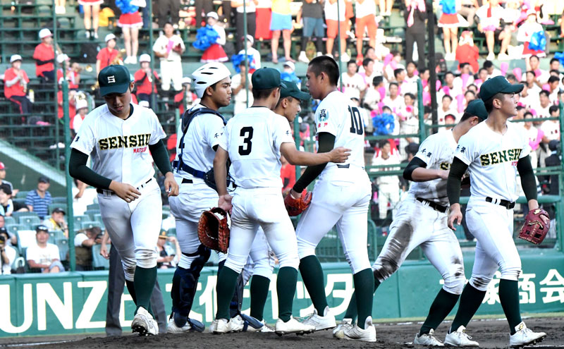 ３回、タイムを終えて守備位置に戻る専大松戸ナイン
