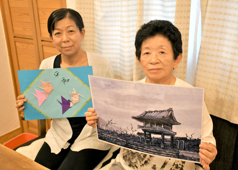 原爆による爆風を耐えた広島県の浄光寺の絵を持って当時の経験を語る木村美子さん（右）と次女の峰子さん＝成田市