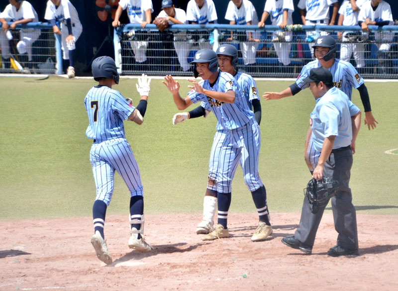 東京学館浦安－東海大浦安　４回裏東海大浦安１死一、二塁、右翼に３ランを放った渡辺陽（左）＝ゼットエー