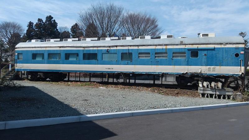 いすみ市内への移設を予定する583系電車食堂車「サシ581形」(梅原さん提供)