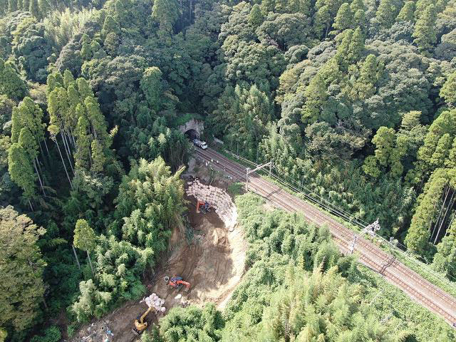 土砂崩れが発生した外房線土気―大網間の復旧工事状況＝１１日（ＪＲ千葉支社提供）