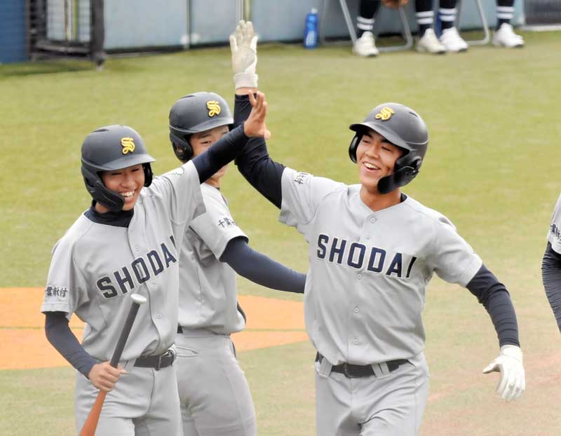 千葉商大付―東海大浦安 3回表千葉商大付2死一、三塁、逆転3ランを放ち喜ぶ今和泉(右)=ゼットエー