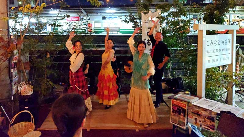 特設ステージで公演する「ちばもす」のメンバー=市原市のこみなと待合室