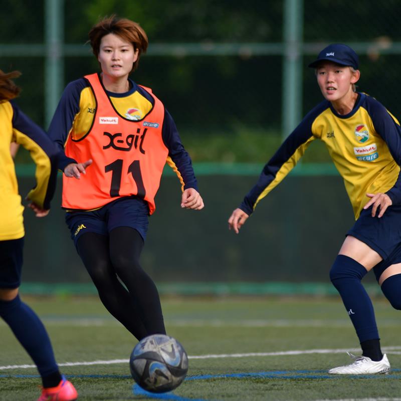 トレーニングする千葉の石田（左）＝８月３１日、習志野市内