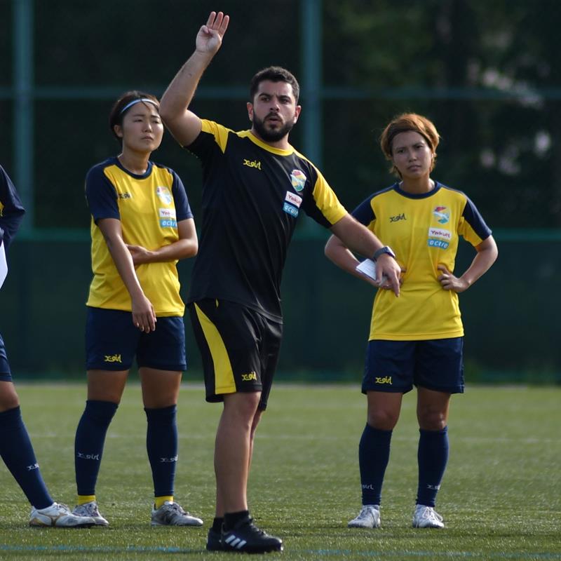 選手に練習メニュー説明する千葉のイスマエル・ヘッドコーチ（中央）＝８月３１日、習志野市内