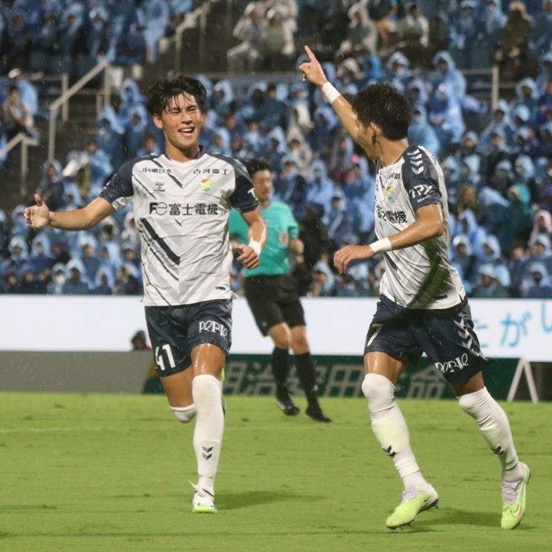 磐田戦の前半44分、3点目となるゴールを決めた千葉の日高(右)に駆け寄る小森=8月26日、ヤマハ((C)JEFUNITED)