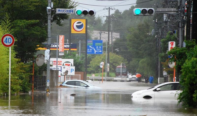 水没して動けなくなった車＝８日午後１時５０分ごろ、長柄町立鳥