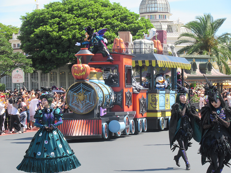 酷暑のなか行われたハロウィーンのパレード=東京ディズニーランド