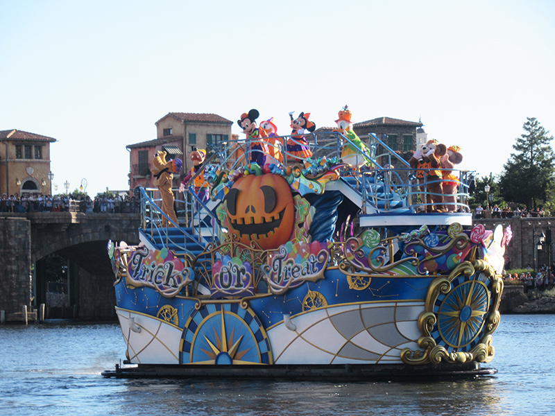 ハロウィーンの船上ショーも開催=14日、東京ディズニーシー