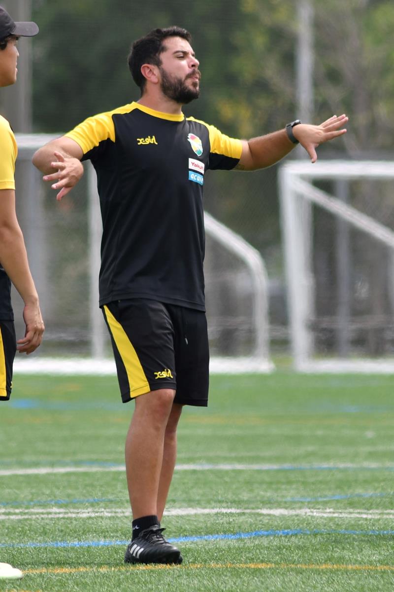 手振りを使って選手に説明する千葉のイスマエルＨＣ＝千葉市内