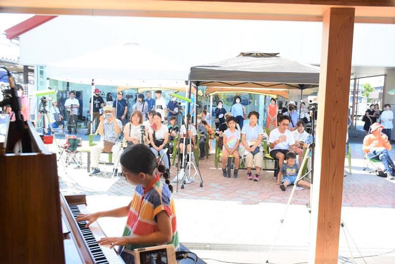 銚子駅の駅ピアノで演奏を披露する小学生の出場者=銚子市