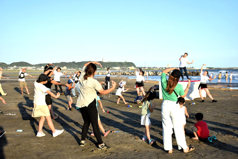 砂浜でダンスを楽しむ親子ら＝旭市