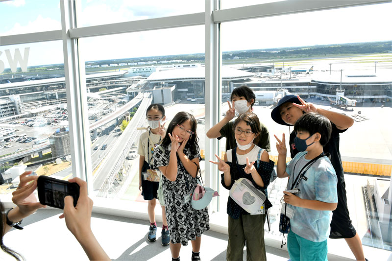 成田空港のターミナルや駐機場を一望できるランプセントラルタワーで楽しむ子どもたち=成田市