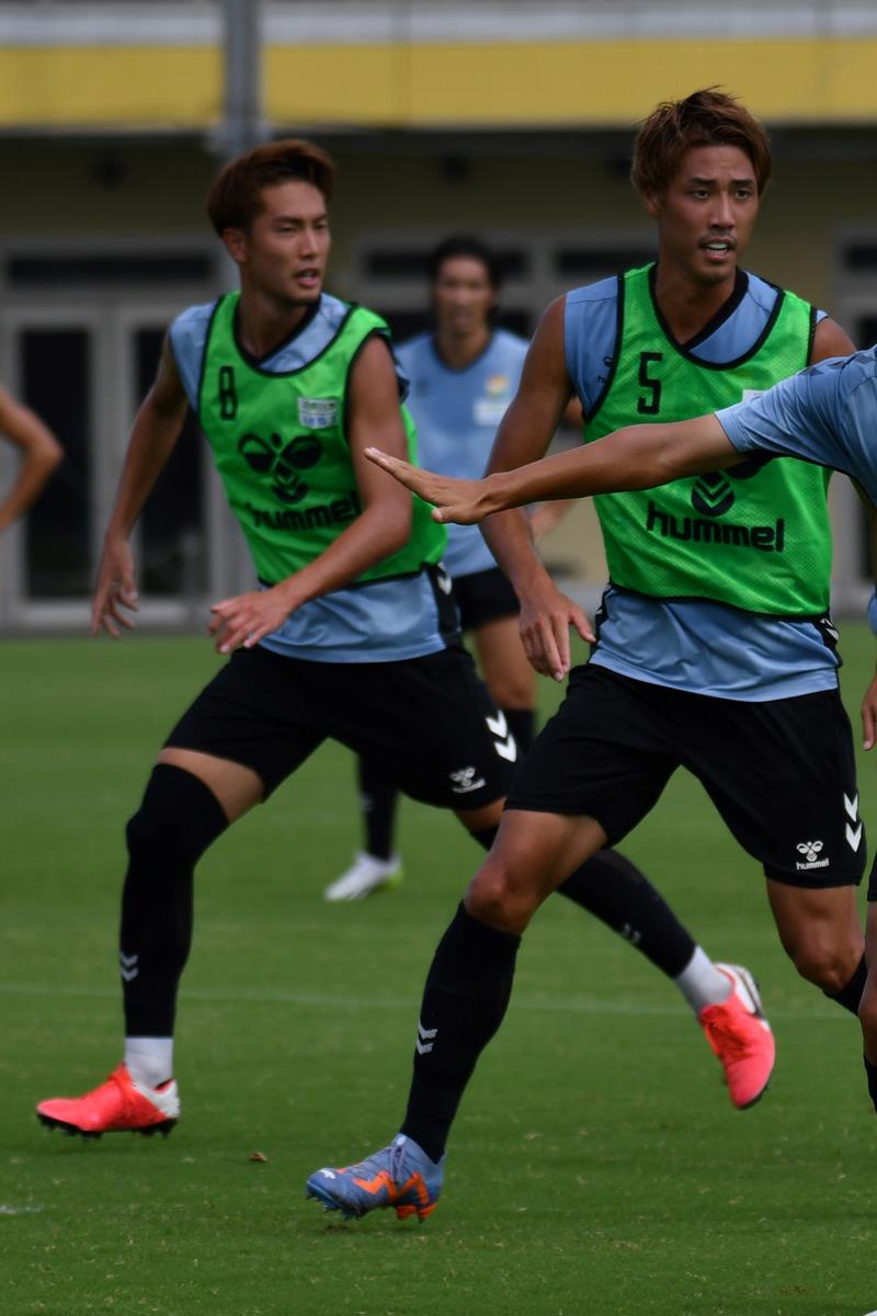 センターバックとしての先発出場が予想される新井一（右）と佐々木（左）＝２０日、千葉市内