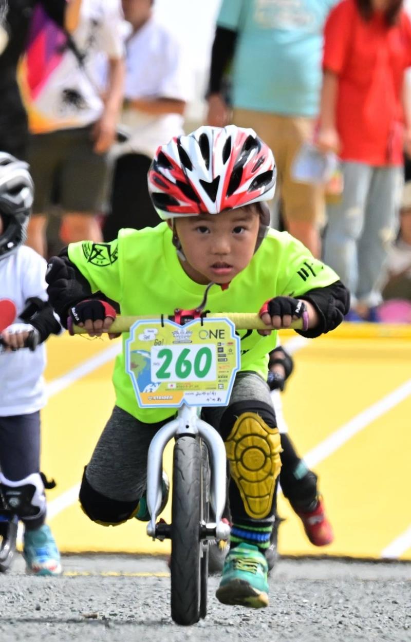 世界選手権でレースに臨む宮川選手(父親の学さん提供)