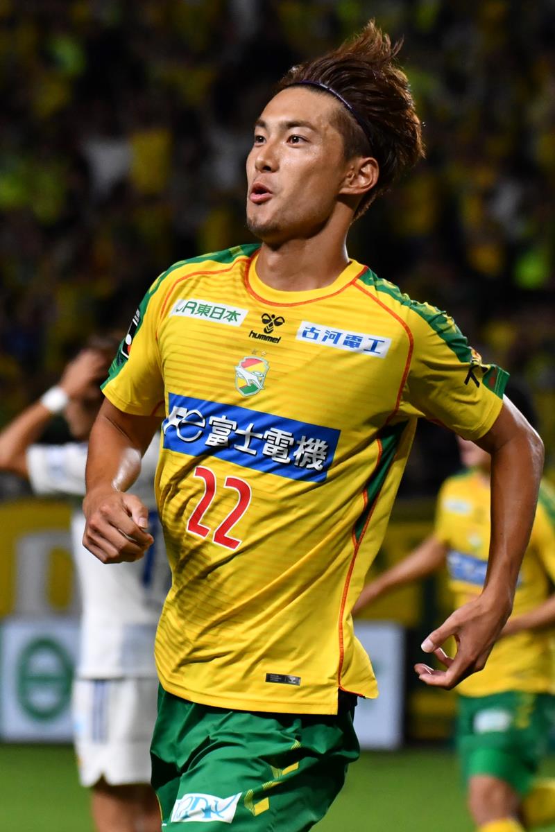仙台戦で先制ゴールを決めて喜ぶ佐々木＝２３日、フクアリ