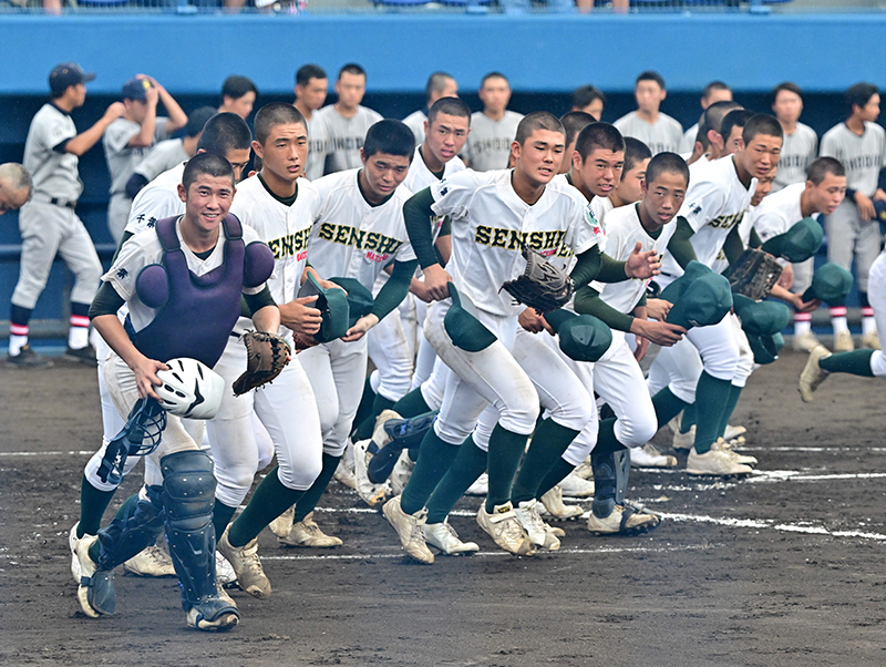 専大松戸―千葉商大 決勝進出を決め応援席に駆け出す専大松戸ナイン=県総合SC
