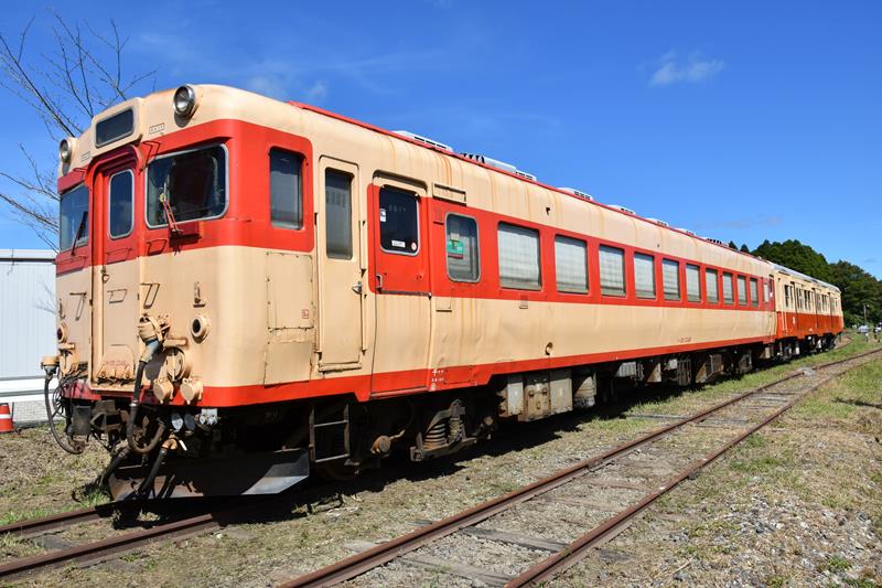 キハ30(右奥)と連結したキハ28=同駅