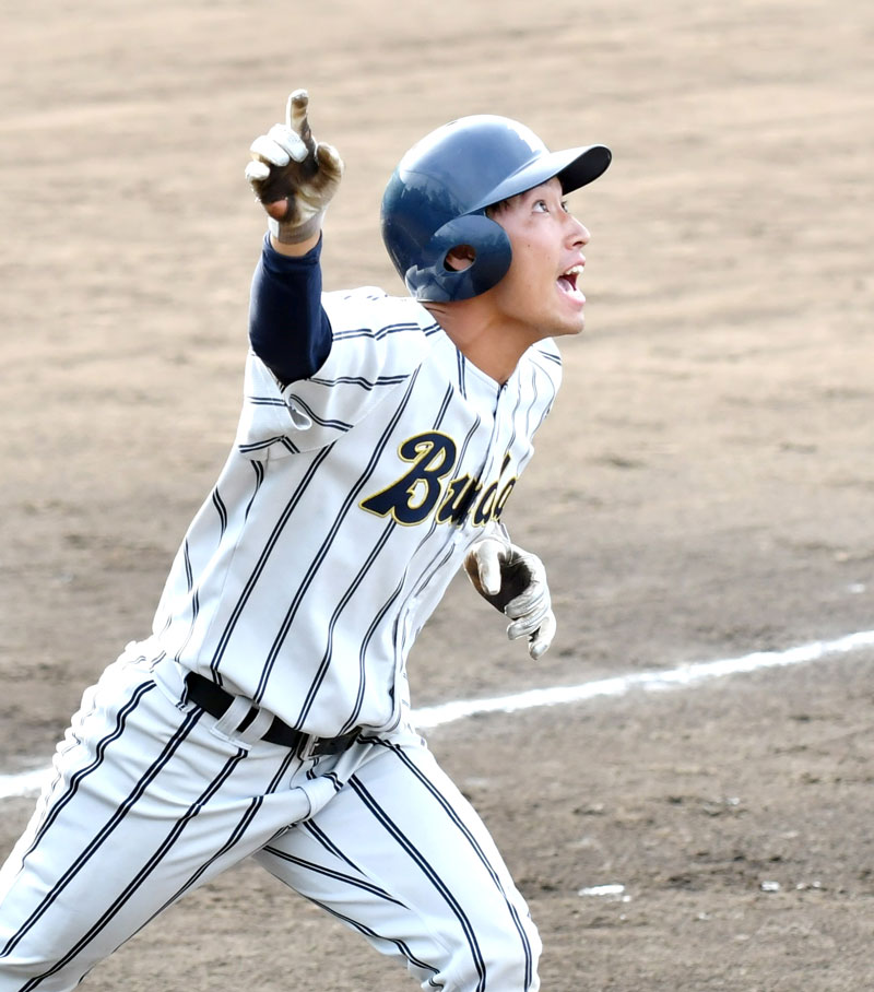 武道大―城国大 1回裏武道大2死三塁、先制2ランを放つ谷内=千工大茜浜