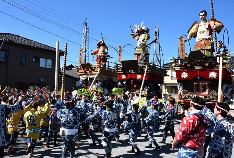 「源氏三町」と呼ばれる3町内が集まり総踊りを披露した=13日、香取市