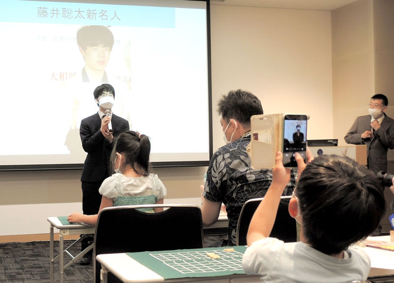 親子将棋教室に飛び入り参加し、子どもたちに将棋の楽しさを語る藤井八冠=6月17日、柏市