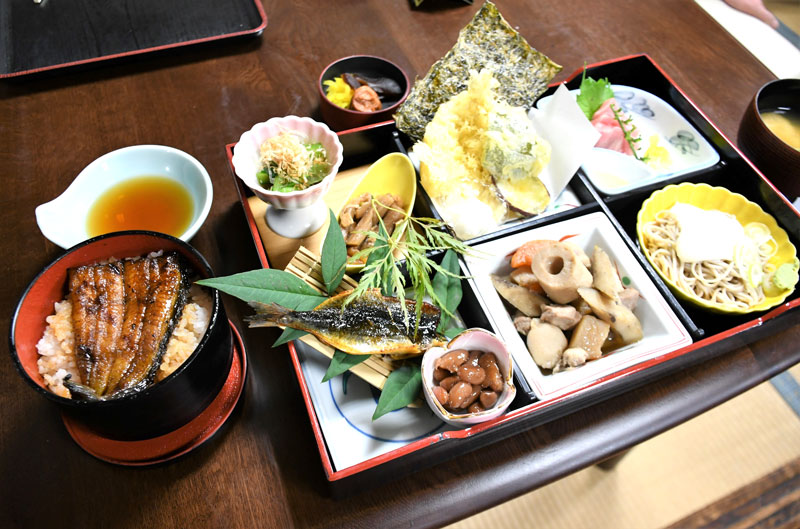 参道の店で提供された「江戸飯」