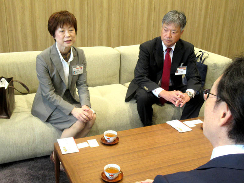 派遣先の国での活動予定などを田中市長(手前)と語り合う桜井さん(左)と小林さん(右)=市川市役所