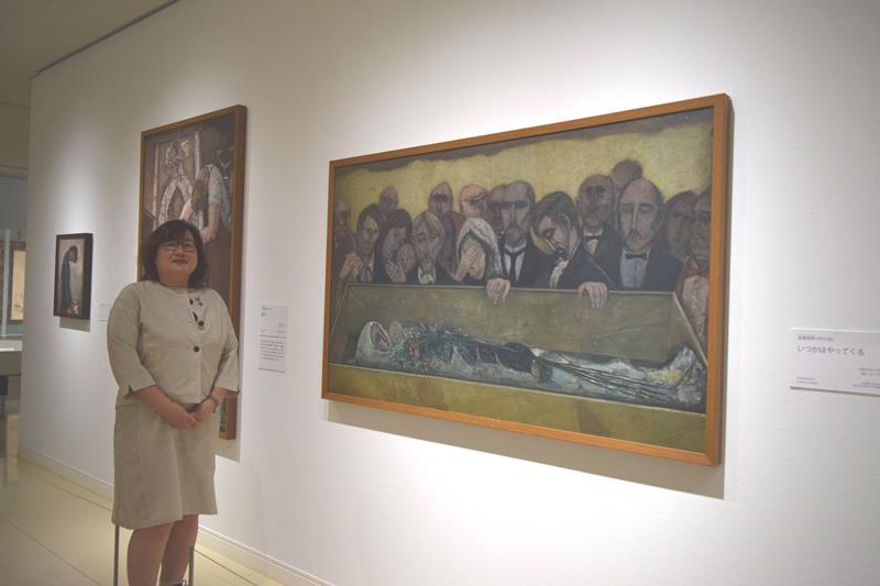 寄贈した宮嶋美明さんの作品を紹介する孫のかをりさん=千葉市美術館