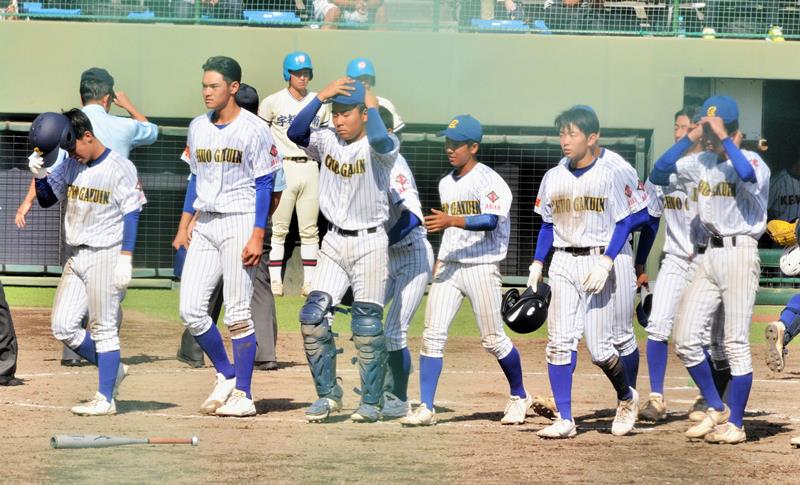 準々決勝で高崎健康福祉大高崎に敗れ、肩を落とす中村主将（左端）ら中央学院ナイン＝２４日、栃木県総合運動公園野球場