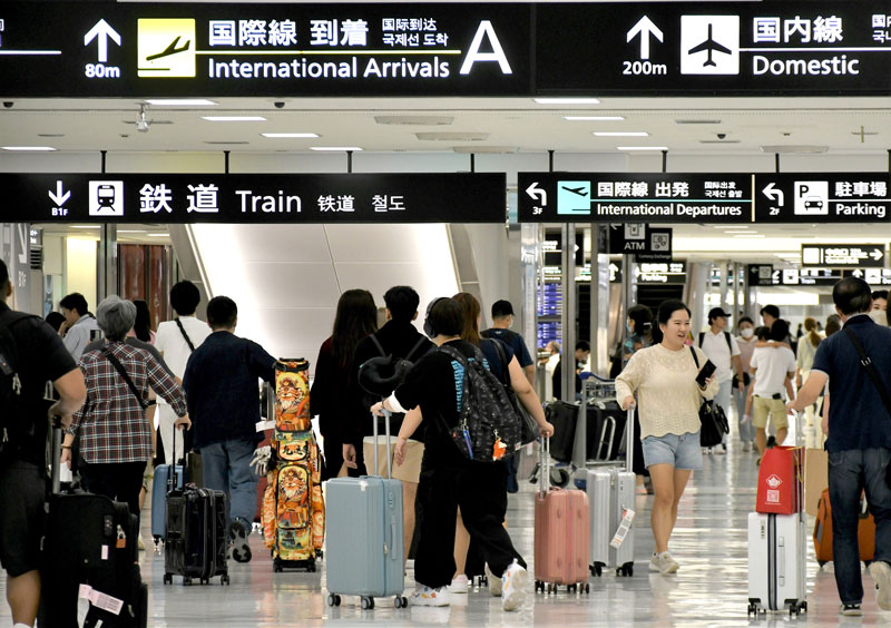 旅客でにぎわう成田空港の国際線到着ロビー＝９月