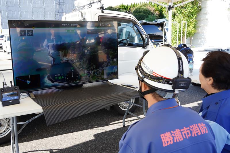 ドローン映像をモニターで確認する照川市長ら
