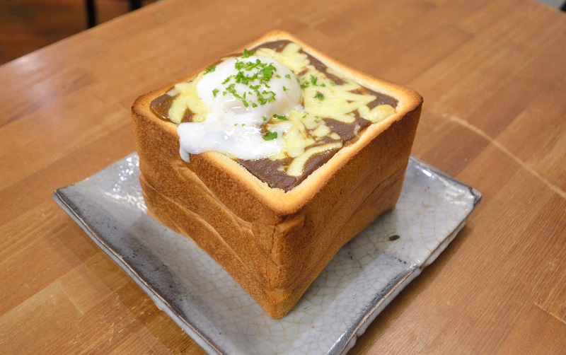 食パン1斤を使った一番人気の「チーズカレー玉子ジャンボトースト」