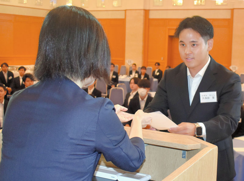 対面形式で行われた京葉銀行の内定式=2日午前、千葉市中央区