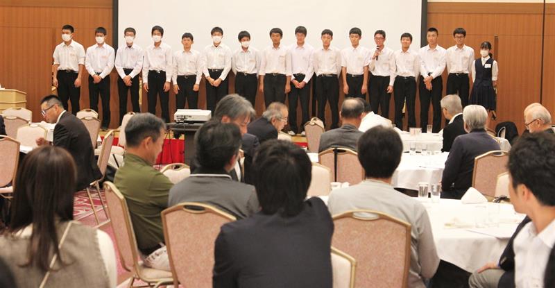 千葉高野球部OB・OGに対して来夏の飛躍を誓う現役部員ら=3日、千葉市中央区