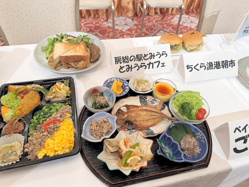 試食会で「アジフライバーガー」(右上)や「アジフライサンド」(左上)など、趣向を凝らしたアジ料理が披露された=南房総市