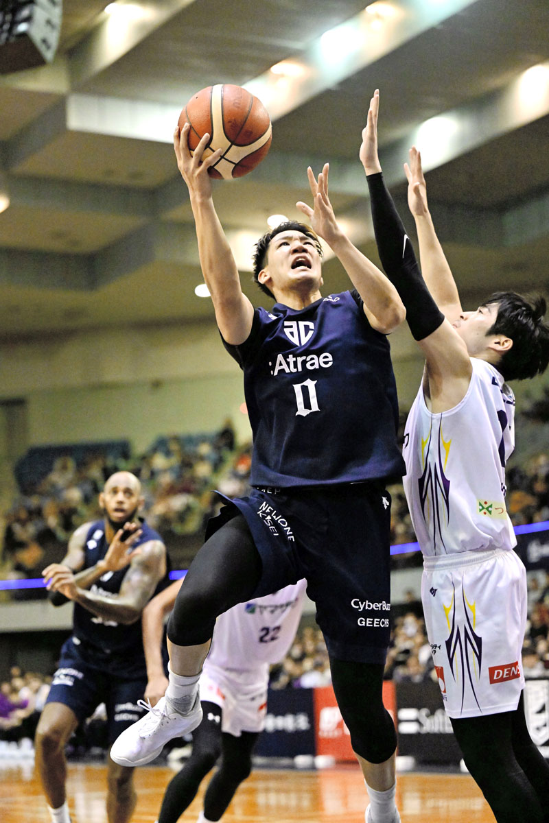 第2クオーター、シュートを決めるA千葉の木田(0)=12日、千葉ポートアリーナ