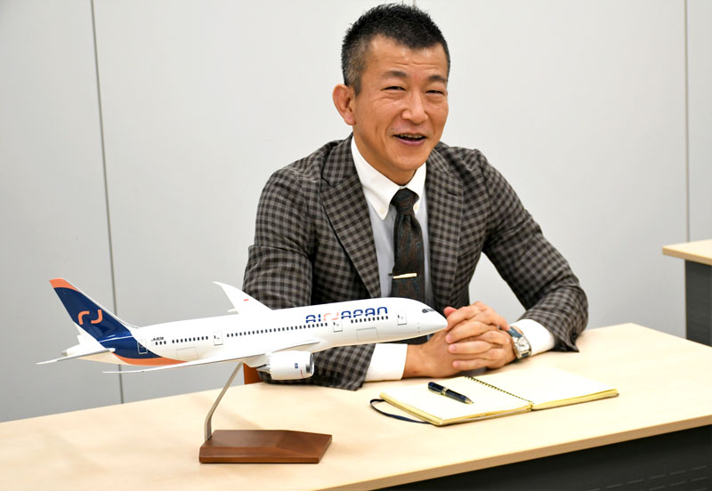 新ブランド「ＡｉｒＪａｐａｎ」の戦略について説明する経営企画部の江崎副部長＝成田市
