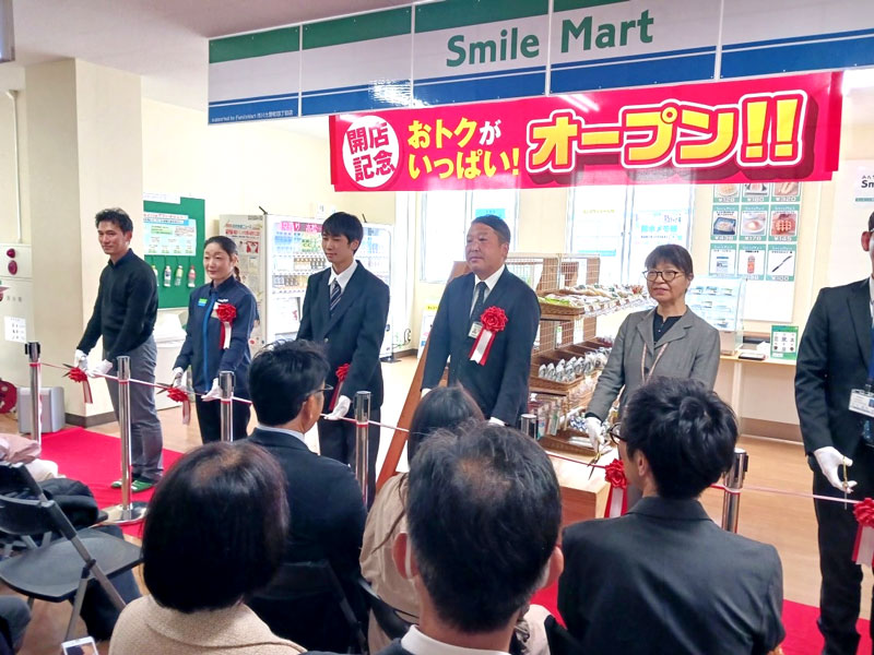 コンビニオープンのテープカットを行う店長の中島さん(左から3人目)