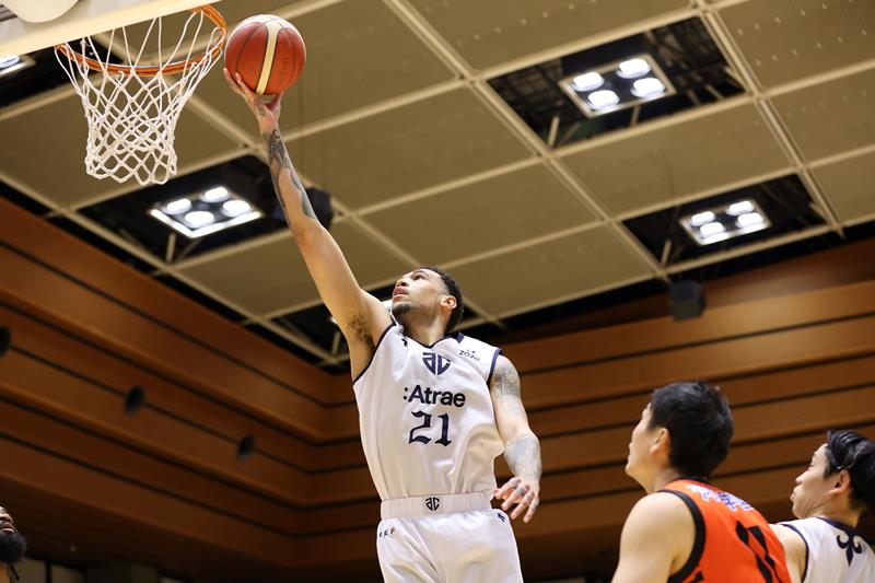 第２クオーター、シュートを決めるＡ千葉のアシュリー