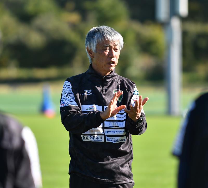 選手に話をするV市原の布監督