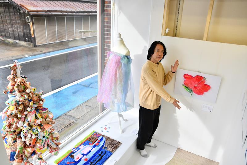 福祉事業所利用者らの絵を、作家がオブジェや洋服に仕上げた作品展=多古町