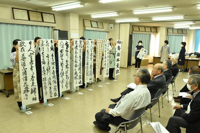 厳正な審査で各賞を決めた千葉日報書道展の審査会=22日、千葉市中央区の千葉日報社